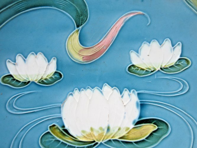 Plat à gâteau Art Nouveau en barbotine allemande: Nénuphars blancs sur fond bleu