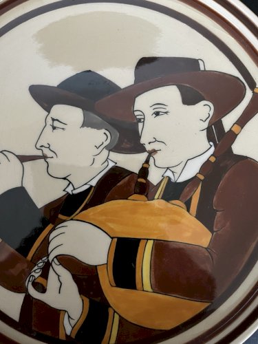 Plat à gateaux  faïence HB Quimper bretons  joueur bombarde binou  Bretagne