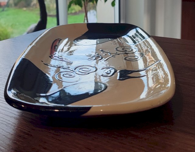 Plat allongé signé Thomas Buxó  atelier Atzana céramique moderniste 