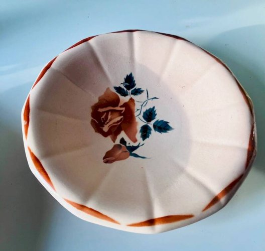 Plat ancien Digoin Sarreguemines modèle Frégate à décor floral rose