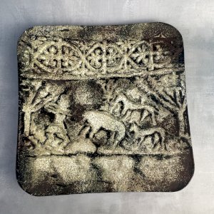 Plat carré décoratif métal émaillé décor pierre tombale stećak Zgošća Bosnia