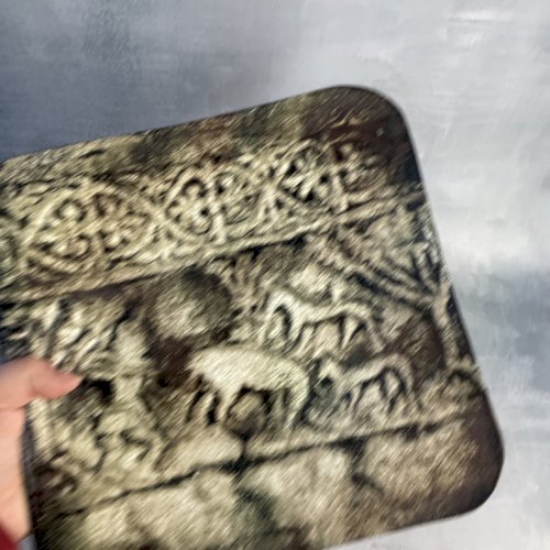 Plat carré décoratif métal émaillé décor pierre tombale stećak Zgošća Bosnia