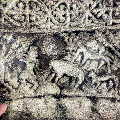 Plat carré décoratif métal émaillé décor pierre tombale stećak Zgošća Bosnia