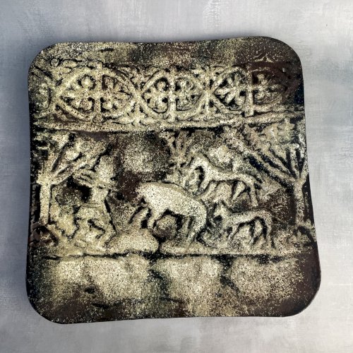 Plat carré décoratif métal émaillé décor pierre tombale stećak Zgošća Bosnia