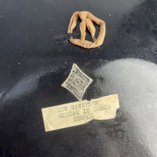 Plat carré décoratif métal émaillé décor pierre tombale stećak Zgošća Bosnia