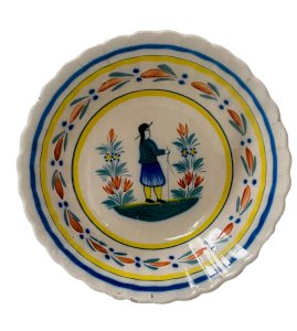 Plat creux a bordure chantournée en faience de Quimper XX siècle