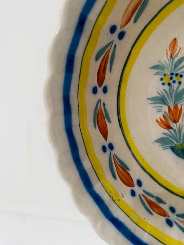 Plat creux a bordure chantournée en faience de Quimper XX siècle