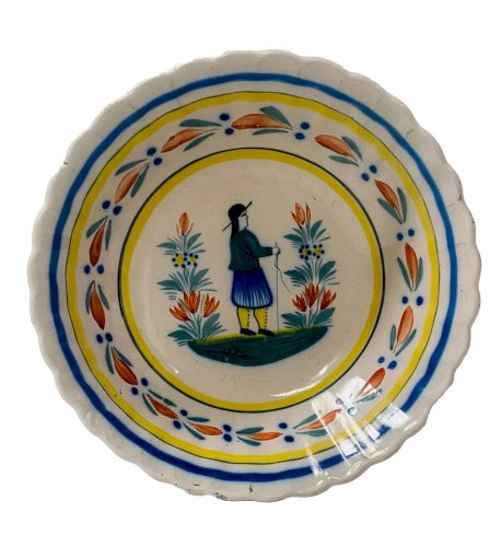 Plat creux a bordure chantournée en faience de Quimper XX siècle