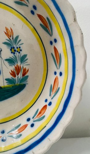 Plat creux a bordure chantournée en faience de Quimper XX siècle