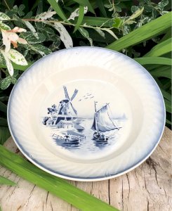 Antique shallow dish L Amandinoise Delft patterns