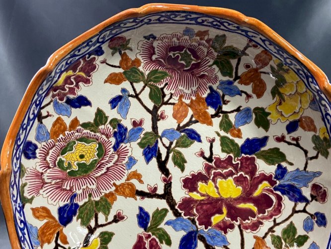Plat creux, centre de table, coupe melonnière en faïence de Gien décor Pivoines