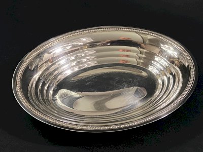 Plat creux de forme ovale corbeille à pain en métal argenté de style Louis XVI