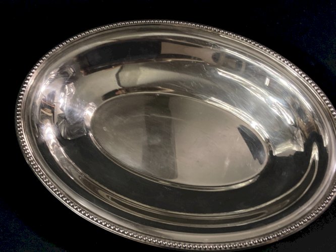 Plat creux de forme ovale corbeille à pain en métal argenté de style Louis XVI
