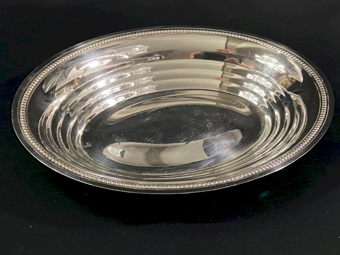 Plat creux de forme ovale corbeille à pain en métal argenté de style Louis XVI