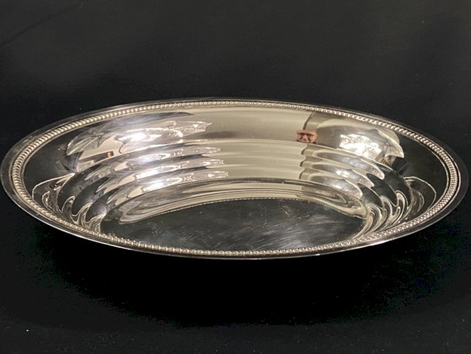Plat creux de forme ovale corbeille à pain en métal argenté de style Louis XVI