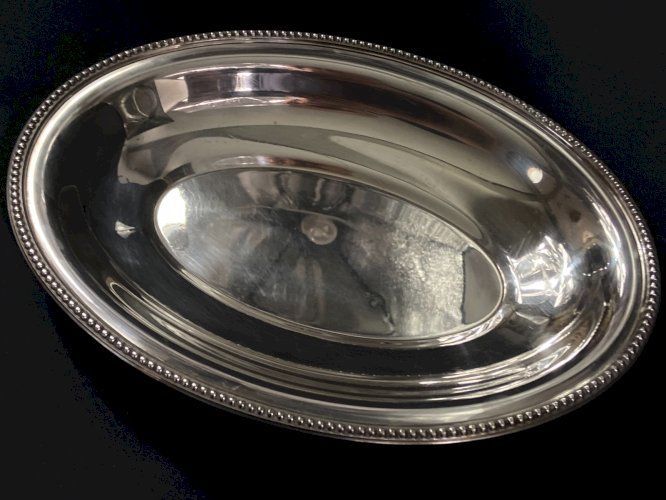 Plat creux de forme ovale corbeille à pain en métal argenté de style Louis XVI