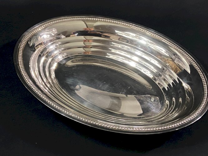 Plat creux de forme ovale corbeille à pain en métal argenté de style Louis XVI
