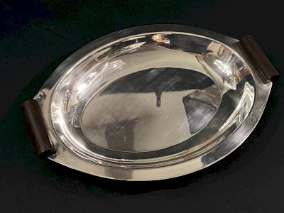 Plat creux de forme ovale en métal argenté et anses bois type macassar Art déco