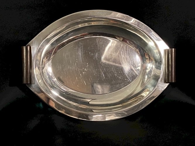 Plat creux de forme ovale en métal argenté et anses bois type macassar Art déco