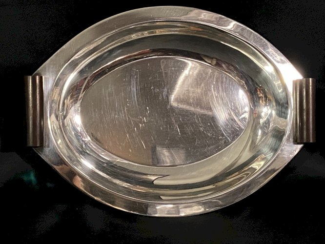 Plat creux de forme ovale en métal argenté et anses bois type macassar Art déco