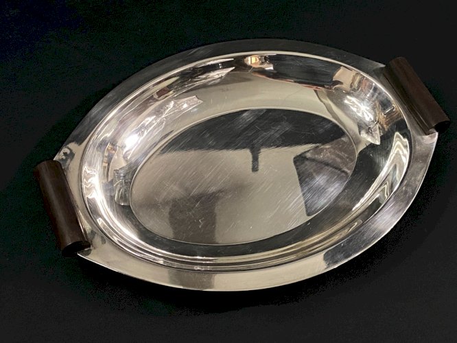 Plat creux de forme ovale en métal argenté et anses bois type macassar Art déco