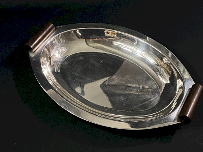Plat creux de forme ovale en métal argenté et anses bois type macassar Art déco