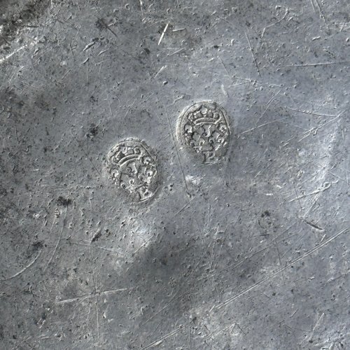 Plat creux en étain XVIIIe portant les initiales PP M3406