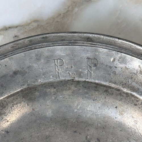 Plat creux en étain XVIIIe portant les initiales PP M3406