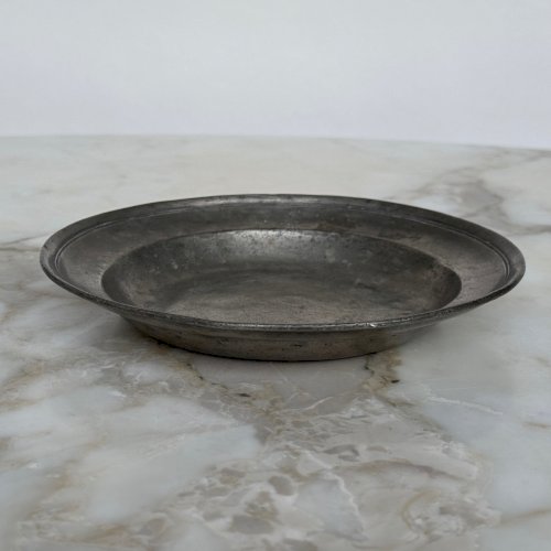 Plat creux en étain XVIIIe portant les initiales PP M3406