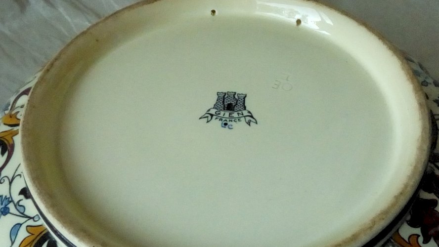 PLAT CREUX EN FAIENCE DE GIEN EPOQUE 1938-1960 MOTIF FRANCOIS 1 ER**