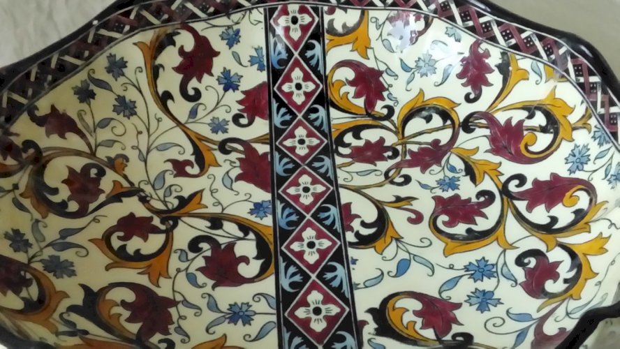 PLAT CREUX EN FAIENCE DE GIEN EPOQUE 1938-1960 MOTIF FRANCOIS 1 ER**