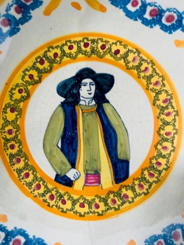 Plat creux en faience de Quinper "Maison Henriot a Quinper " XX siècle