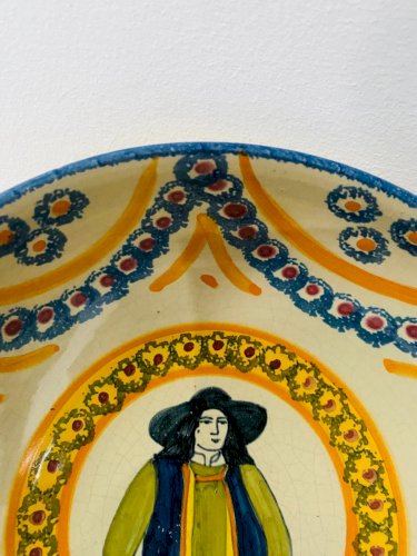 Plat creux en faience de Quinper "Maison Henriot a Quinper " XX siècle