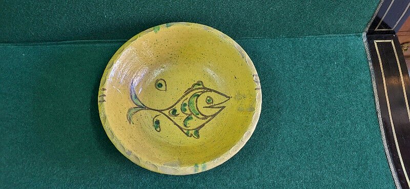 PLAT CREUX EN TERRE VERNISSEE ANCIEN AVEC UN DECOR DE POISSON