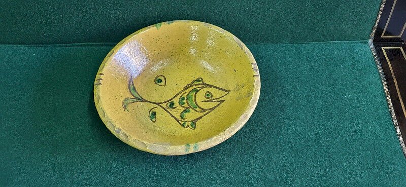PLAT CREUX EN TERRE VERNISSEE ANCIEN AVEC UN DECOR DE POISSON