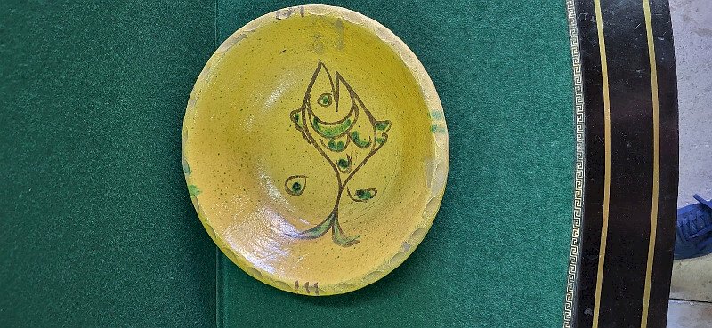 PLAT CREUX EN TERRE VERNISSEE ANCIEN AVEC UN DECOR DE POISSON
