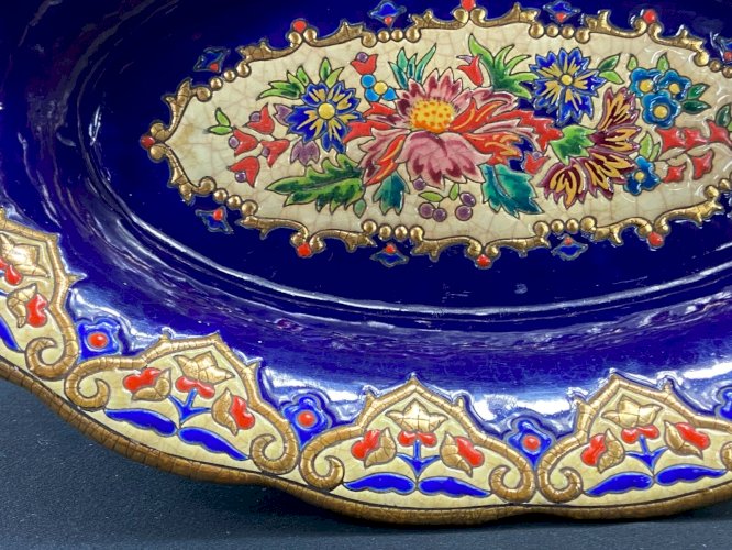 Plat creux oblong en faïence de Longwy M.P. Chevallier Renaissance
