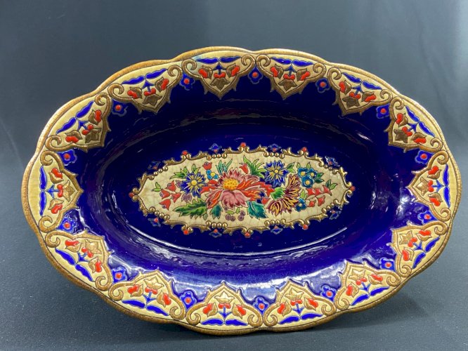 Plat creux oblong en faïence de Longwy M.P. Chevallier Renaissance