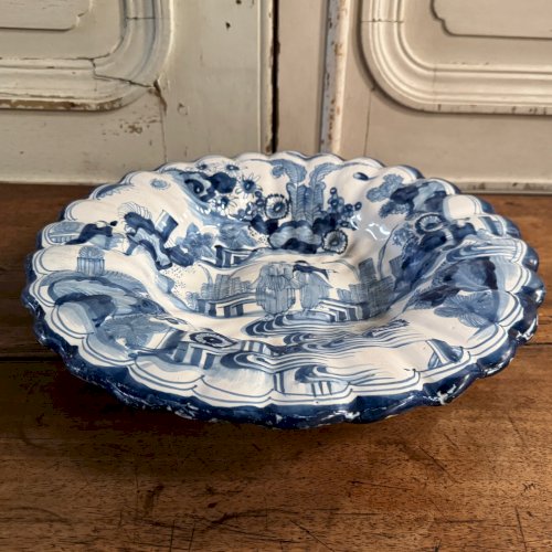 Plat creux polylobé en faïence de Delft décor de Chinois XVIIIe M3606