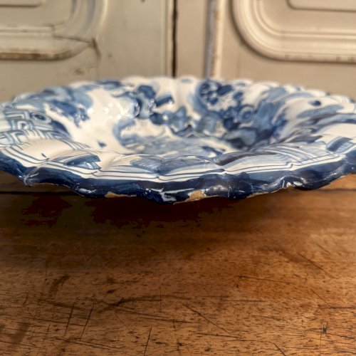 Plat creux polylobé en faïence de Delft décor de Chinois XVIIIe M3606