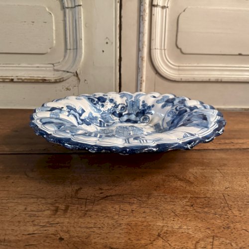 Plat creux polylobé en faïence de Delft décor de Chinois XVIIIe M3606