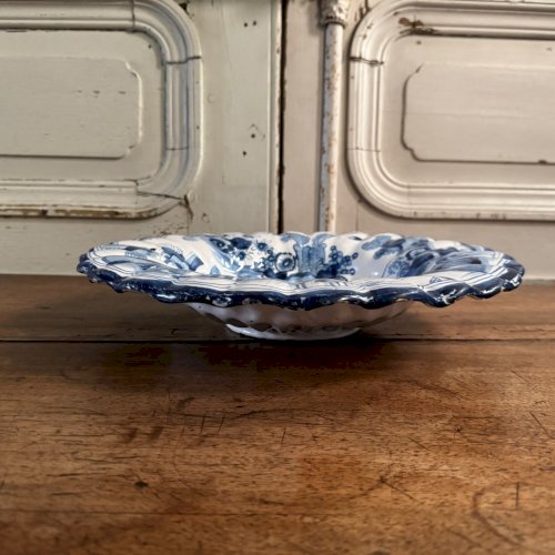 Plat creux polylobé en faïence de Delft décor de Chinois XVIIIe M3606