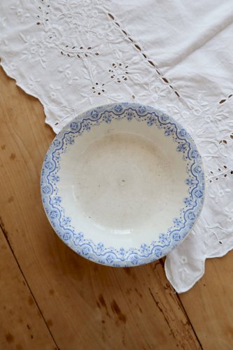 Plat creux rond ancien terre de fer Boch La Louvière Clara – Décor bleu