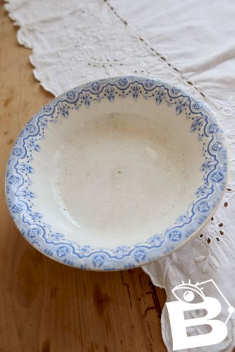 Plat creux rond ancien terre de fer Boch La Louvière Clara – Décor bleu