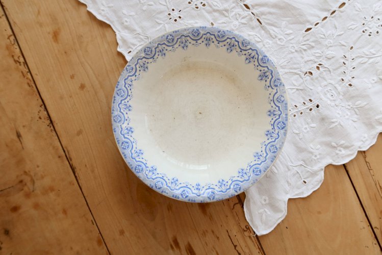 Plat creux rond ancien terre de fer Boch La Louvière Clara – Décor bleu