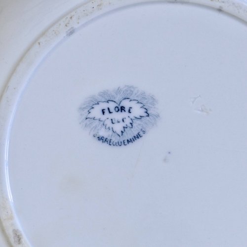 Plat creux XIXe terre de fer Sarreguemines collection Flore