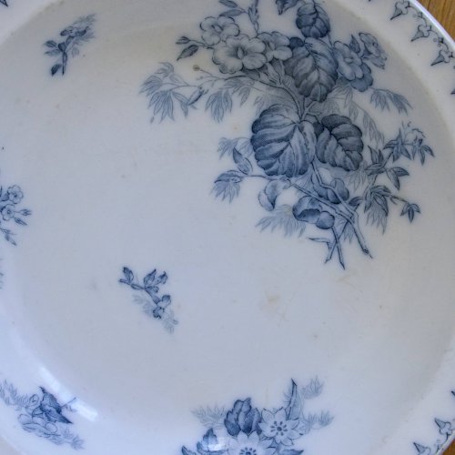 Plat creux XIXe terre de fer Sarreguemines collection Flore