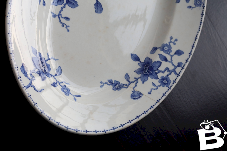 Plat de service ancien en faïence blanche et bleue