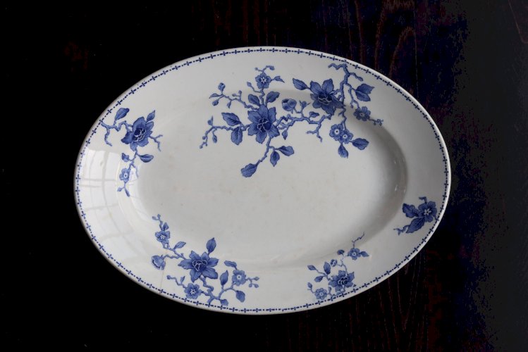 Plat de service ancien en faïence blanche et bleue