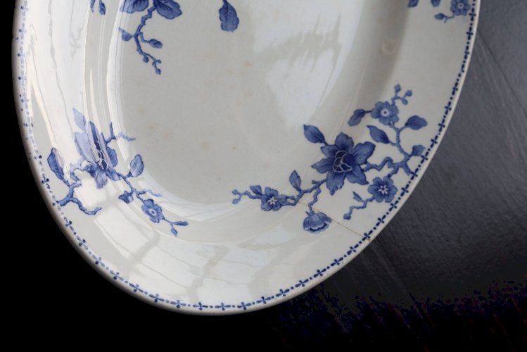 Plat de service ancien en faïence blanche et bleue